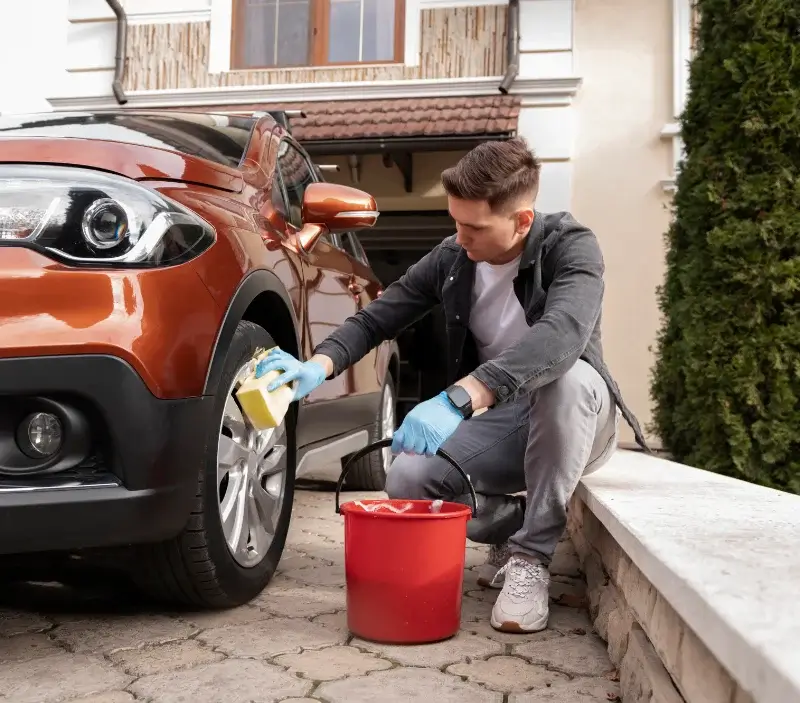 Lavage auto à domicile Saint-Bonnet-les-Oules : professionnel intervenant sur un véhicule